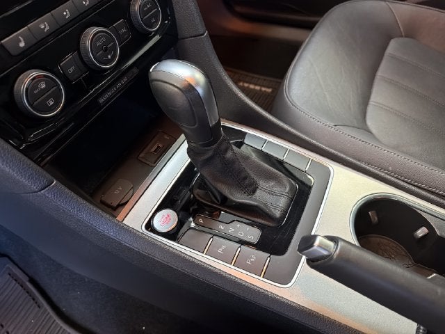 2022 Volkswagen Passat 2.0T Limited Edition